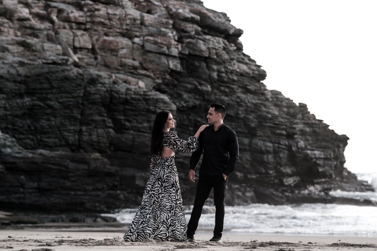 La pareja caminando de la mano