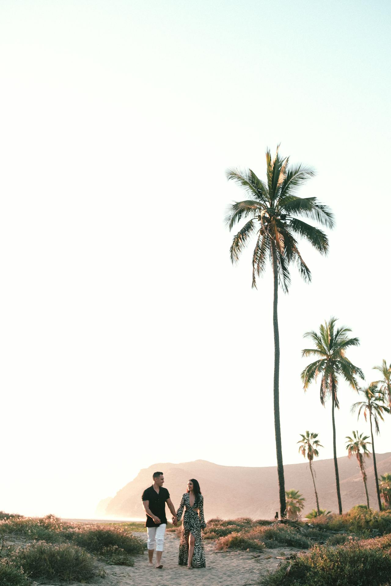 Pareja besándose al atardecer